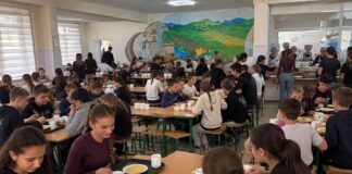 Masă caldă gratuită pentru elevii liceului „Apșa” din Apșa de Jos
