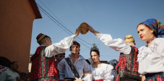 Nuntă mare la Muzeul Românilor din Dreapta Tisei, Biserica Albă (FOTO)